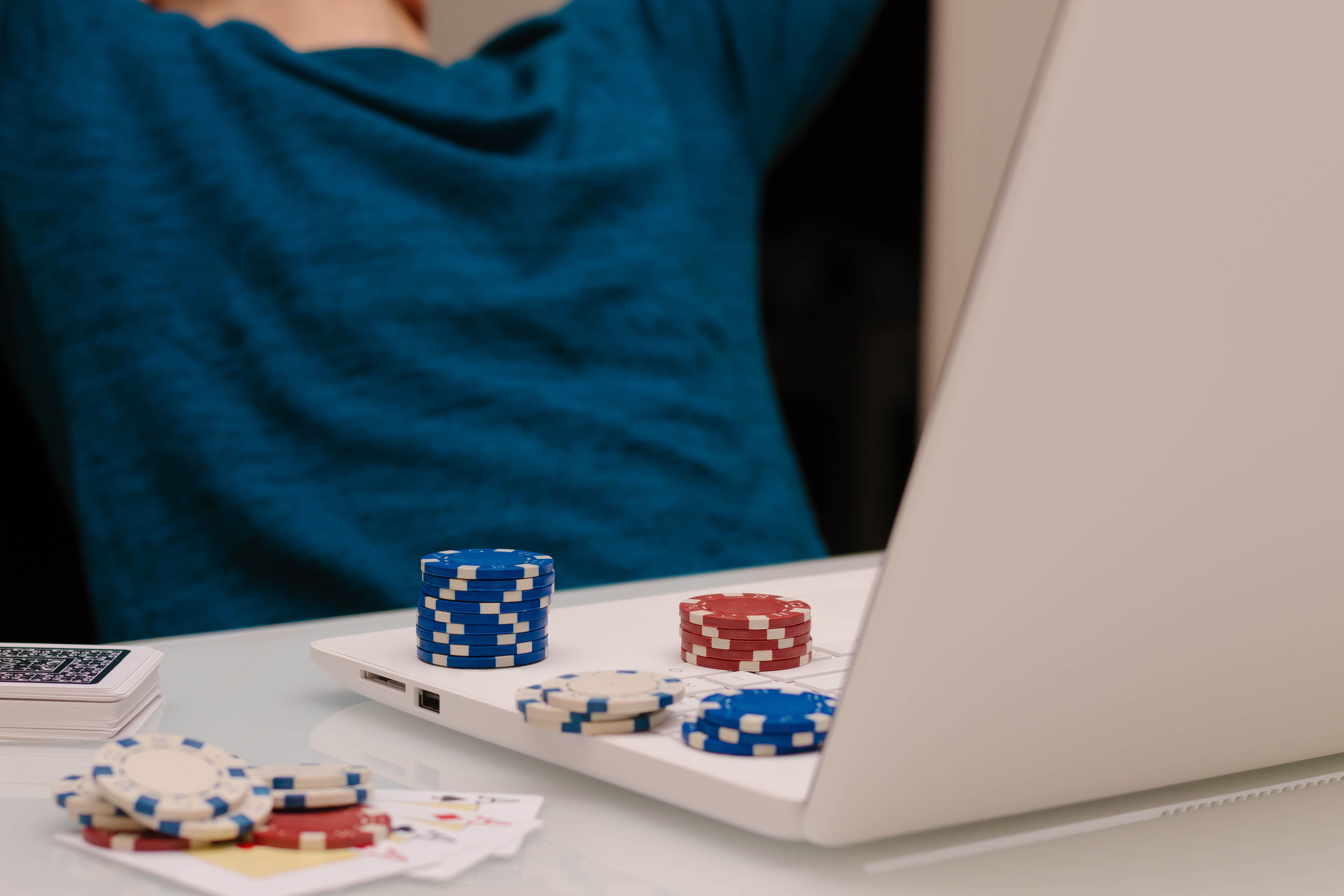 オンラインカジノのために消費者金融でお金は借りれるのか?~オンラインカジノは違法~【時事でマネーの知識をみにつける】