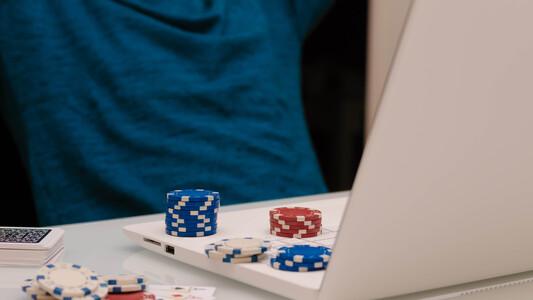 オンラインカジノのために消費者金融でお金は借りれるのか？～オンラインカジノは違法～【時事でマネーの知識をみにつける】
