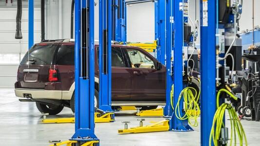 損害保険ジャパンが7月に自動車保険料を平均約1.8％値上げ─なぜ上がり続けるのか？修理費高騰と車の高度化が招く波