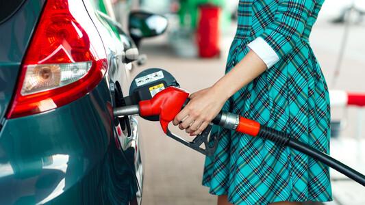 【2026年版】ガソリン代が安くなる電気プランは「焼け石に水」か？年間節約額を徹底検証